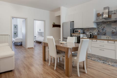 Coffee/tea facilities, Kitchen or kitchenette, Living room, Seating area, Dining area, Breakfast, minibar, pet friendly, stove, toaster