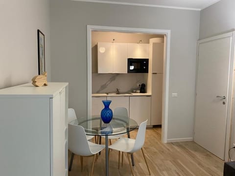 minibar, oven