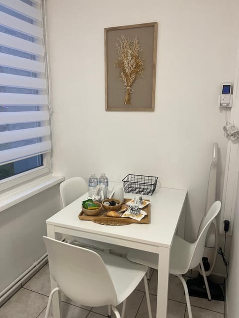 Food and drinks, Seating area, Dining area, Food