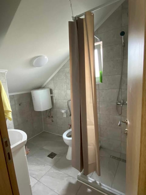 Shower, Toilet, Bathroom, bidet, towels