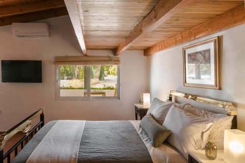Bed, TV and multimedia