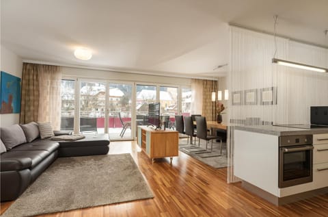 TV and multimedia, Kitchen or kitchenette, Living room, Dining area, stove