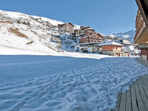 Chalet familial rénové avec jacuzzi, accès piste, ski room - FR-1-613B-42 Apartment in Les Allues