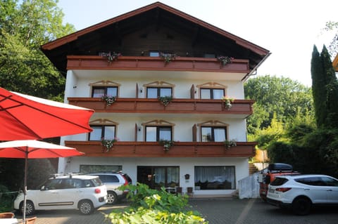 Property building, Day, Garden, Parking