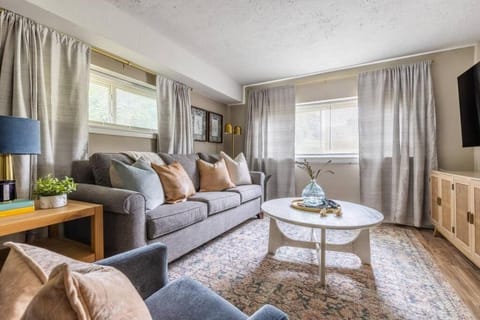 NEWLY Listed! Westlake Stylish Apartment in Westlake