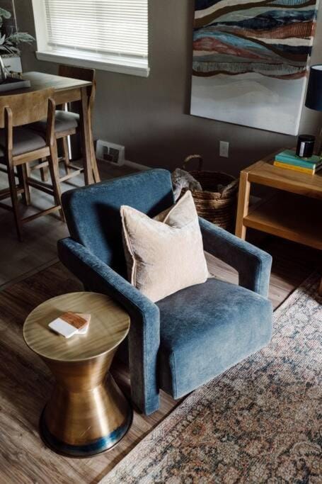 NEWLY Listed! Westlake Stylish Apartment in Westlake