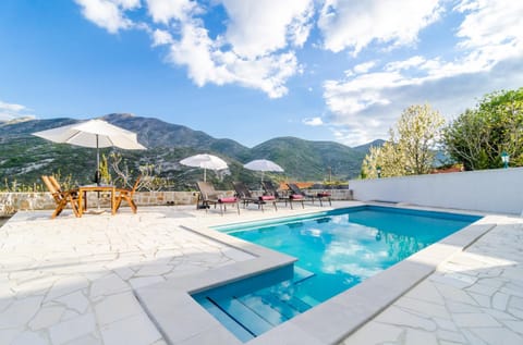 Mountain view, Swimming pool