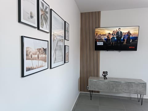 Communal lounge/ TV room, TV and multimedia, Living room