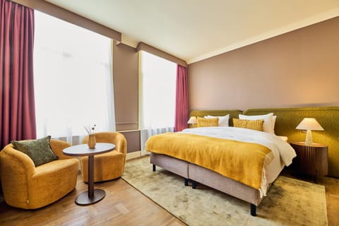 Bed, Seating area, Bedroom