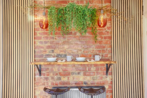 Seaside spacious 4 BR Nr Town centre pet friendly sailing & open golf course House in Wirral