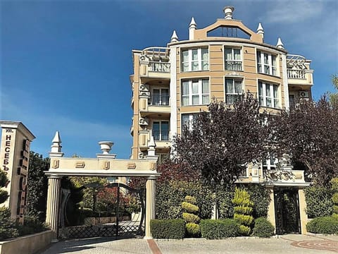 Property building, Nearby landmark, Facade/entrance, Neighbourhood