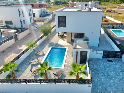 Bird's eye view, View (from property/room), Balcony/Terrace, Pool view, Street view, Swimming pool, Swimming pool, Location, Parking, sunbed