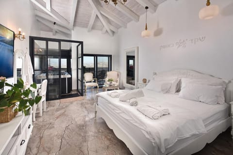 Bed, TV and multimedia, Seating area, towels