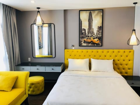 Bed, Living room, Photo of the whole room, Seating area, Bedroom