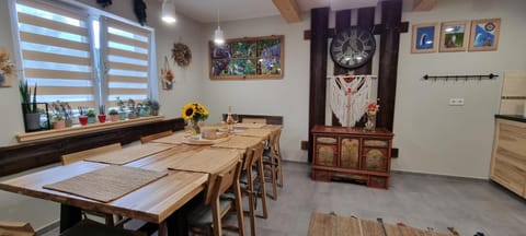 Kitchen or kitchenette, Dining area