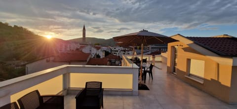 Balcony/Terrace, City view, Landmark view, Mountain view