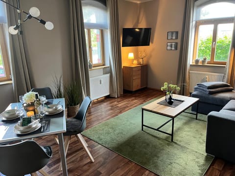 TV and multimedia, Living room, Seating area, Dining area