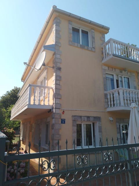 Property building, Facade/entrance, Day