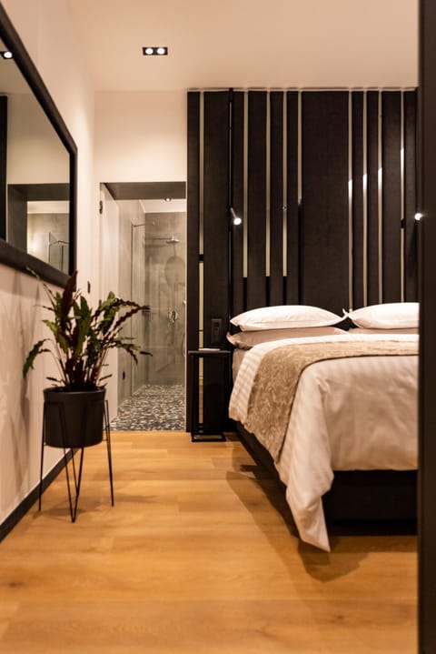 Bed, Bedroom, towels