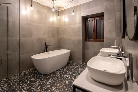 Shower, Toilet, Bathroom, Bath