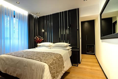 Bed, TV and multimedia, Bedroom