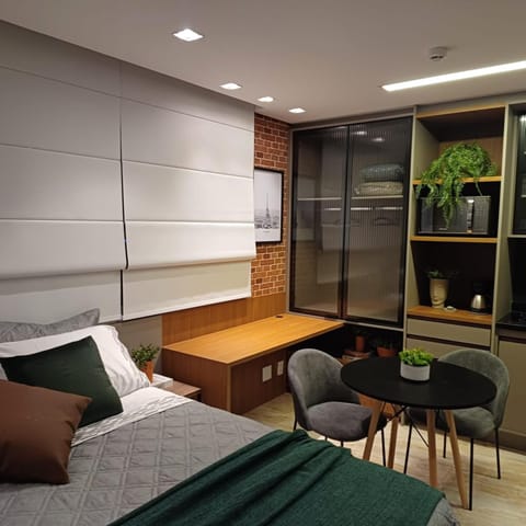 Bed, TV and multimedia, Coffee/tea facilities, Kitchen or kitchenette, Living room, Photo of the whole room, Seating area, Bedroom, Area and facilities, hair dresser, microwave, wardrobe
