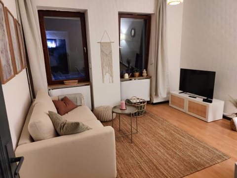 TV and multimedia, Living room, Seating area, Evening entertainment