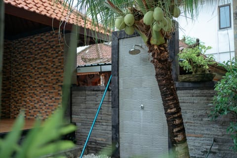 Shower, Property building, Swimming pool