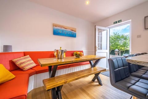 Seating area, Dining area