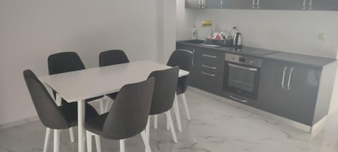 Kitchen or kitchenette, Dining area, stove
