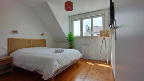 Bed, TV and multimedia, Photo of the whole room, Bedroom, towels