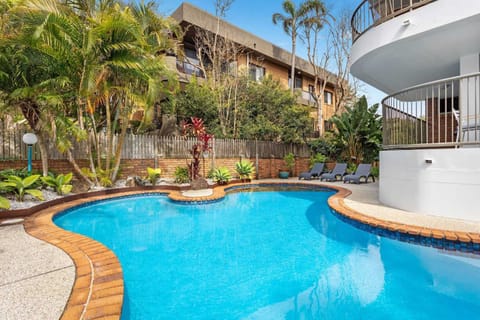 Swimming pool, sunbed