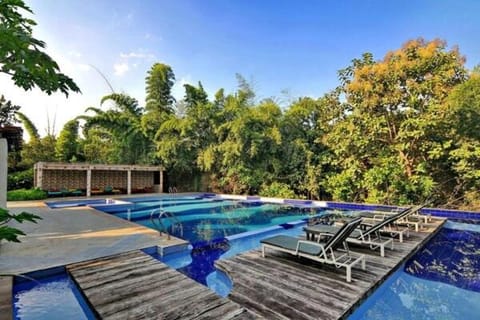 Swimming pool