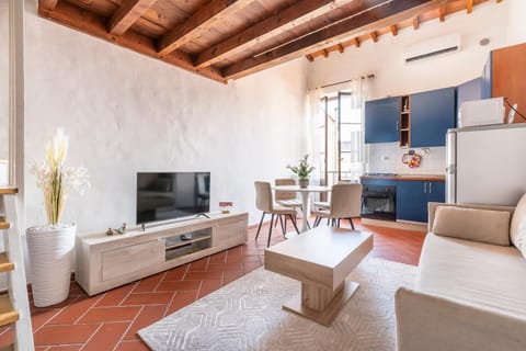 Communal lounge/ TV room, TV and multimedia, Living room, Seating area, Dining area