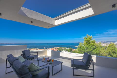 Balcony/Terrace, City view, City view, Landmark view, Pool view