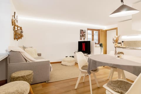 Kitchen or kitchenette, Living room, Seating area, Dining area