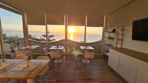 Restaurant/places to eat, Communal lounge/ TV room, Natural landscape, TV and multimedia, View (from property/room), Balcony/Terrace, Seating area, Dining area, Evening entertainment, Sea view, Breakfast