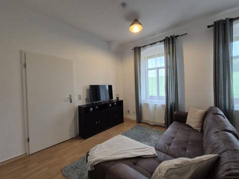 TV and multimedia, Living room, Seating area, Evening entertainment