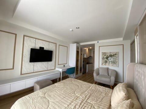 Bed, TV and multimedia, Photo of the whole room