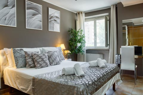 Bed, Photo of the whole room, Bedroom, towels