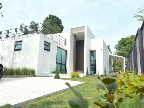 Property building, Spring, Day, Garden, Garden view