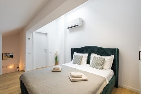 Bed, Bedroom, air conditioner