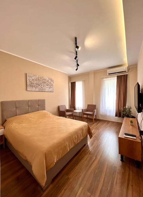 Photo of the whole room, Seating area, Bedroom