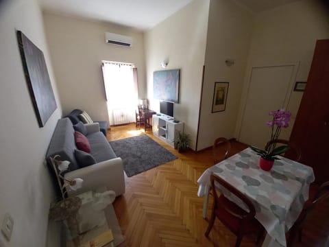 TV and multimedia, Living room, Photo of the whole room, Seating area, Dining area, air conditioner