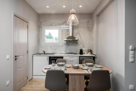 Kitchen or kitchenette, Dining area, minibar, pet friendly, stove