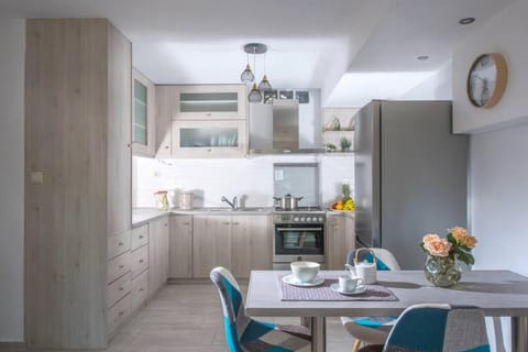 Kitchen or kitchenette, Dining area, pet friendly, stove