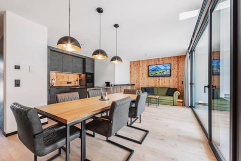 TV and multimedia, Kitchen or kitchenette, Living room, Seating area, Dining area