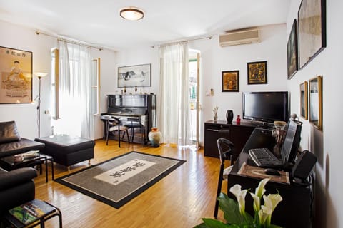 Communal lounge/ TV room, TV and multimedia, Living room, Seating area, air conditioner