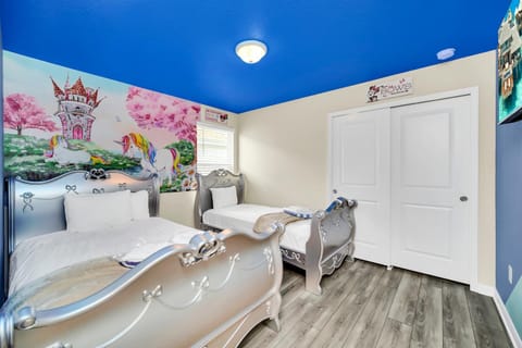 Bed, TV and multimedia, Photo of the whole room, Bedroom