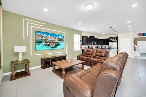 TV and multimedia, Kitchen or kitchenette, Living room, Seating area